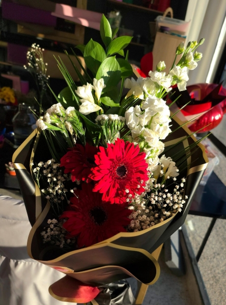 KARIŞIK KIRMIZI GERBERA BUKETİ